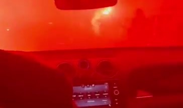 ?能见度为0！球迷路旁燃放焰火庆祝萨内到来，萨内笑着拍视频