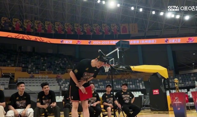 他值得！胡金秋在广厦球迷答谢会上发言 现场球迷高喊MVP