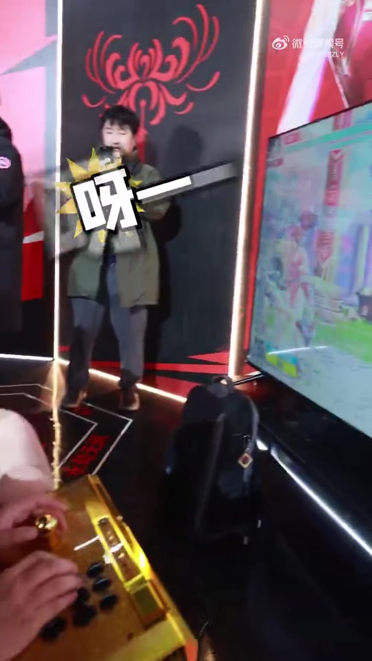 ?孩神目光坚毅 不敢乱瞄！走路摇COS不知火舞挑战世界冠军小孩